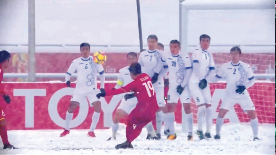 Pha đá phạt đẳng cấp của Quang Hải