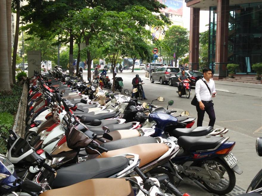 Vỉa hè nhiều tuyến đường khu vực trung tâm TPHCM bị tái chiếm làm bãi xe thu tiền