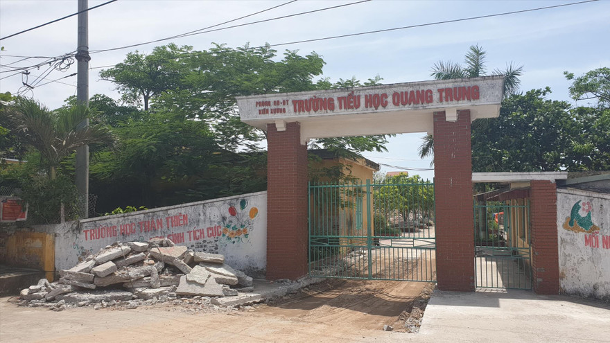  Chưa có phép, chưa có đủ kinh phí nhưng nhà thầu đã thi công đổ móng, xây trụ trường tiểu học Quang TrungẢnh: Hoàng Long