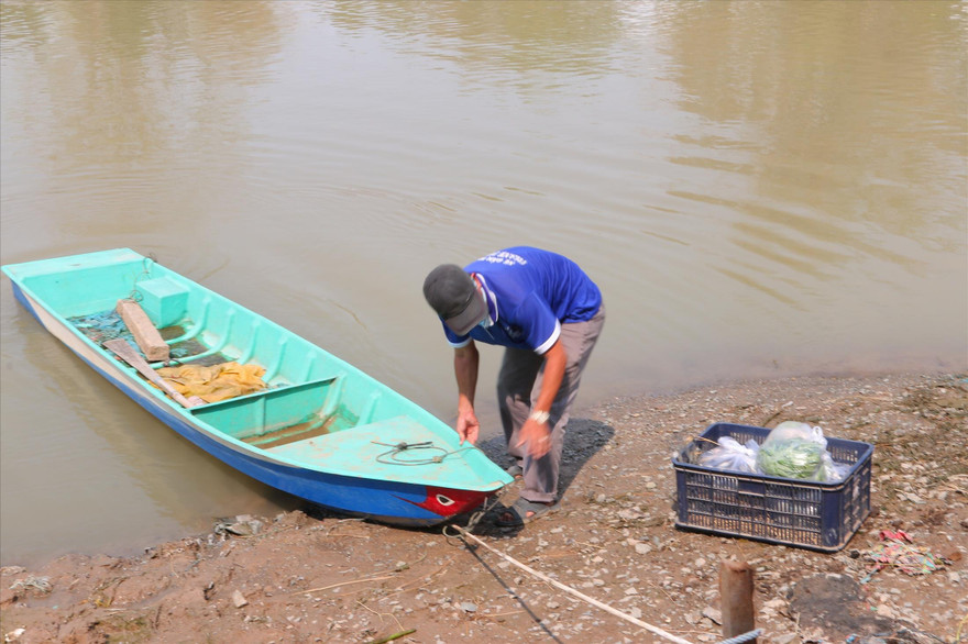 Chiếc xuồng làm phương tiện vận chuyển hàng hóa