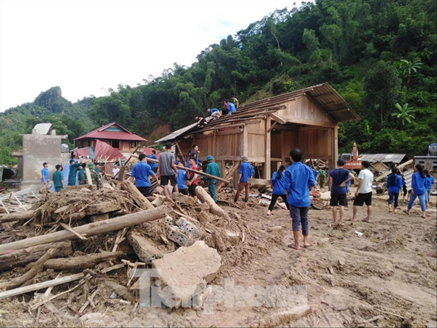 Đoàn viên thanh niên hỗ trợ người dân Sa Ná xây dựng lại nhà sau lũẢnh: Hoàng Lam