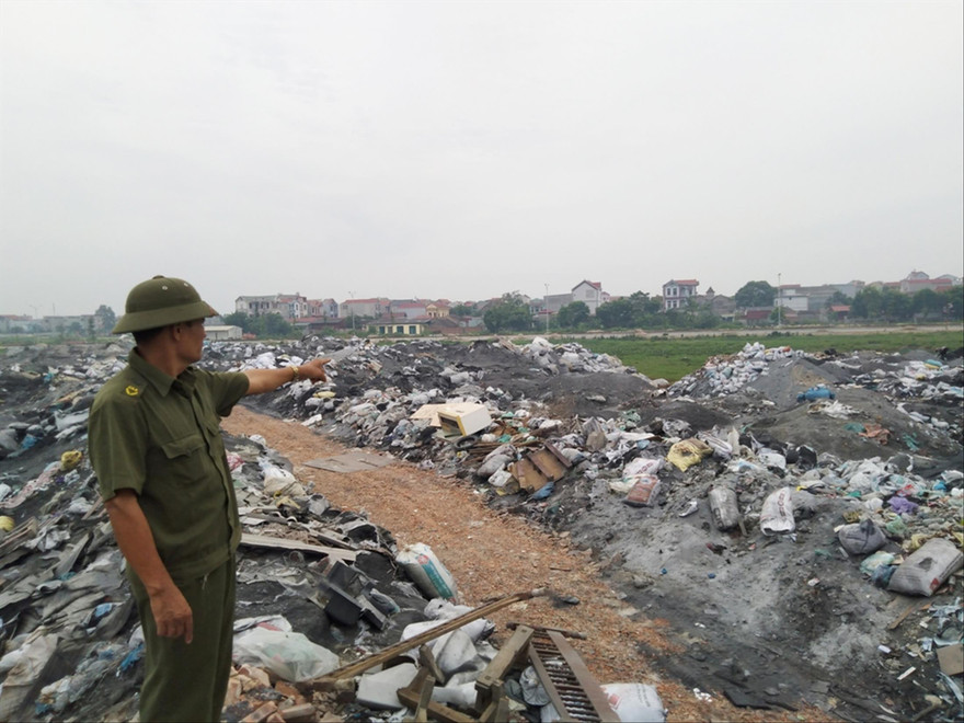 Xỉ thải được đổ ra cánh đồng tại làng Mẫn Xá Ảnh: Võ Hóa