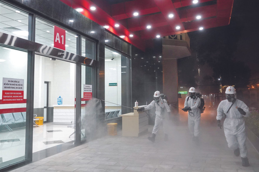 Sử dụng súng phun hóa chất tiêu tẩy nhà A1 trong Bệnh viện Bạch Mai Ảnh: NGUYỄN MINH