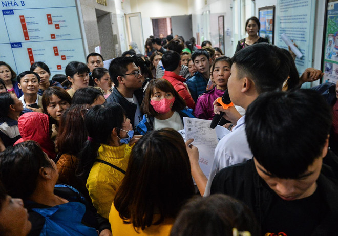 Phụ huynh từ Thuận Thành (Bắc Ninh) lũ lượt đưa trẻ đến xét nghiệm sán lợn tại Viện Sốt rét – Ký sinh trùng, côn trùng T.Ư Ảnh: Hồng Vĩnh