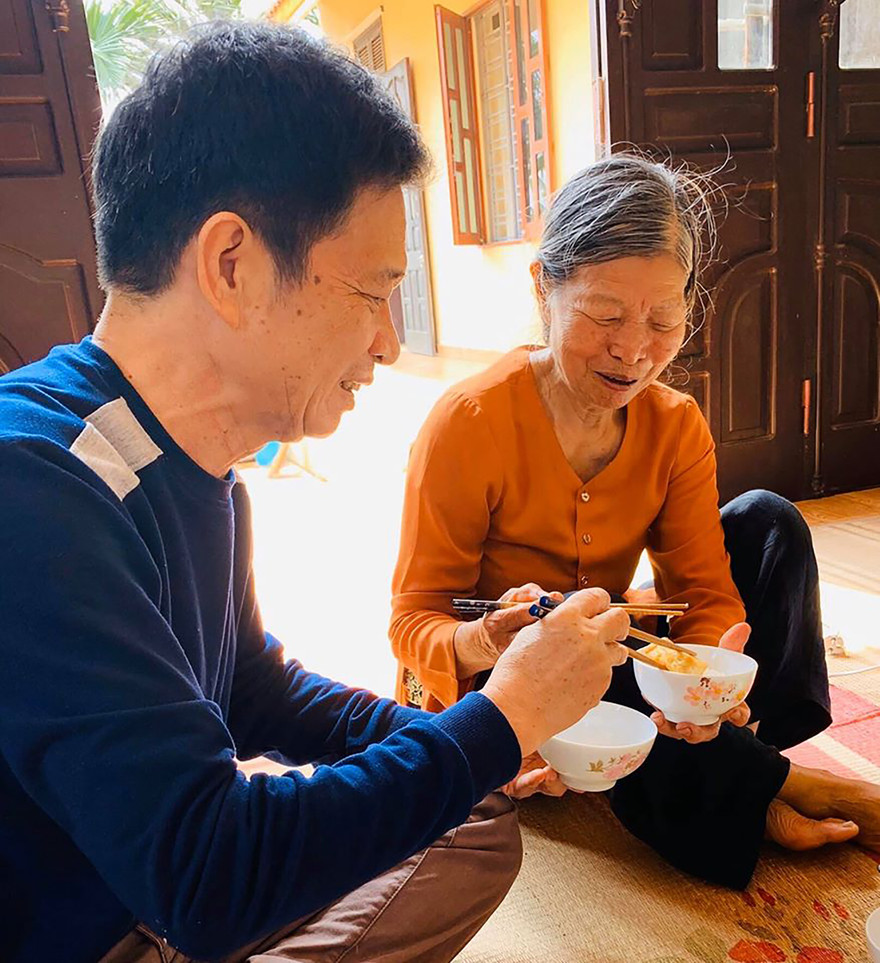 Nhà thơ Nguyễn Trọng Hoàn và mẹ tại quê nhà Ân Thi - Hưng Yên ngày 29.2.2020