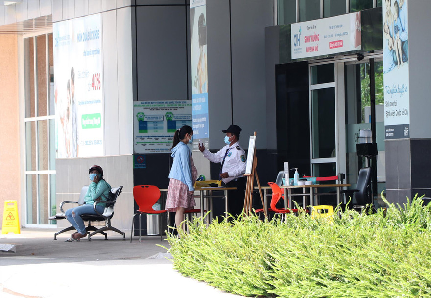 BV Quốc tế City kiểm soát chặt, không nhận ca bệnh từ ngày 29-31/7 Ảnh: Ngô Bình 