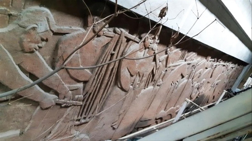 Giải cứu phù điêu mỹ thuật Đông Dương bị mắc kẹt