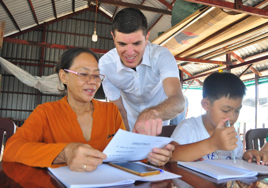 Giáo viên hướng dẫn cho bà Bảy Muôn 