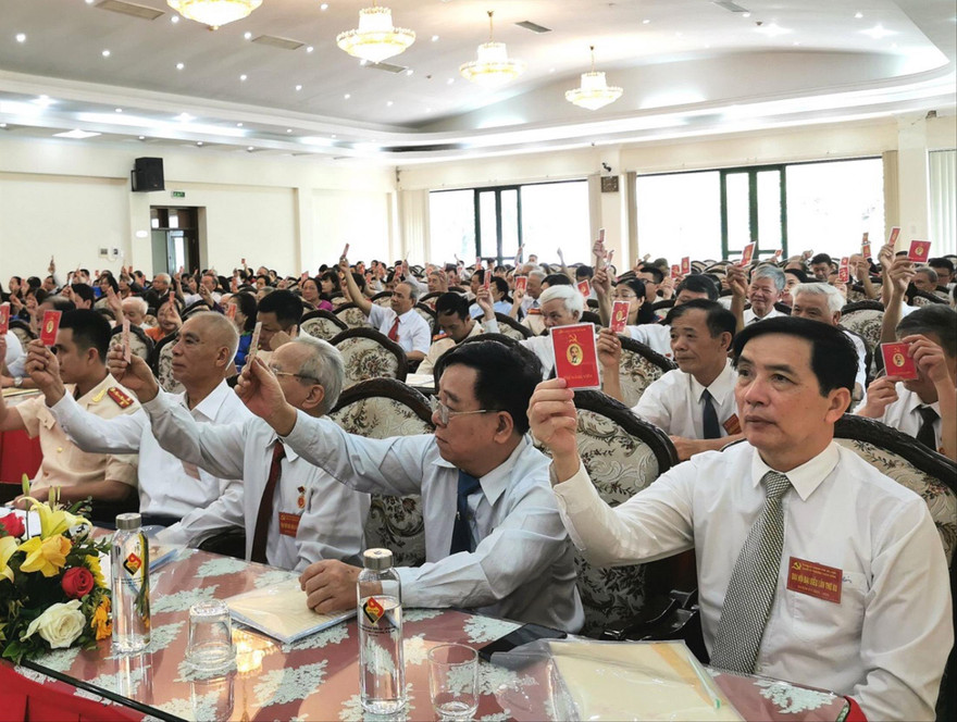 Đại hội Đảng bộ phường Bạch Đằng, TP Hạ Long được 100% đại biểu biểu quyết đồng ý với mục tiêu, chỉ tiêu cần đạt được trong nhiệm kỳ 2020-2025