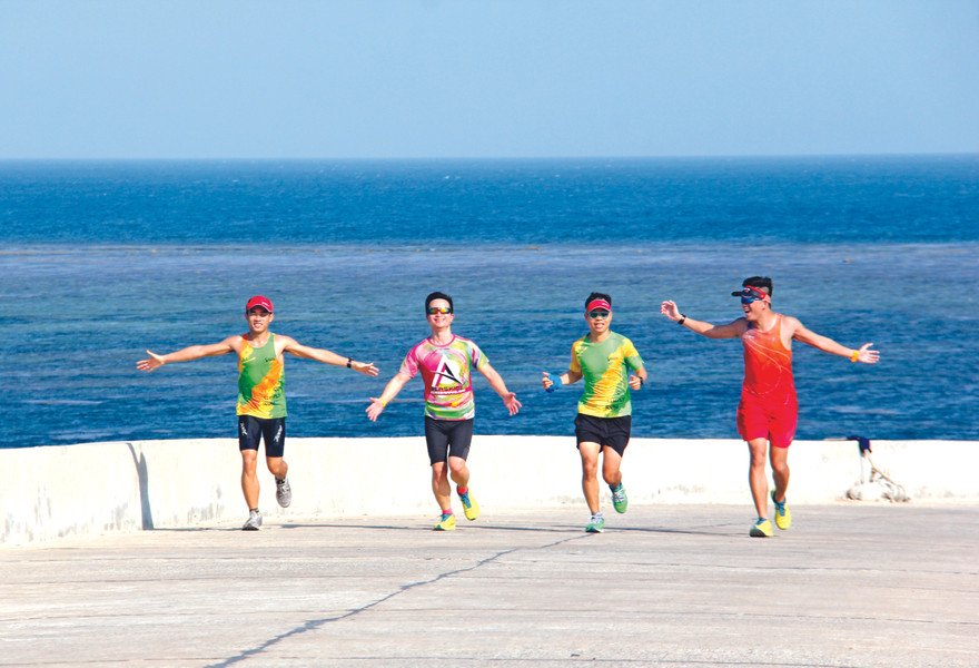 Các runner tận hưởng bầu không khí trong lành, mát mẻ trong buổi chạy thử trên cung đường thi đấu ở Lý Sơn ảnh: H.Hoàng