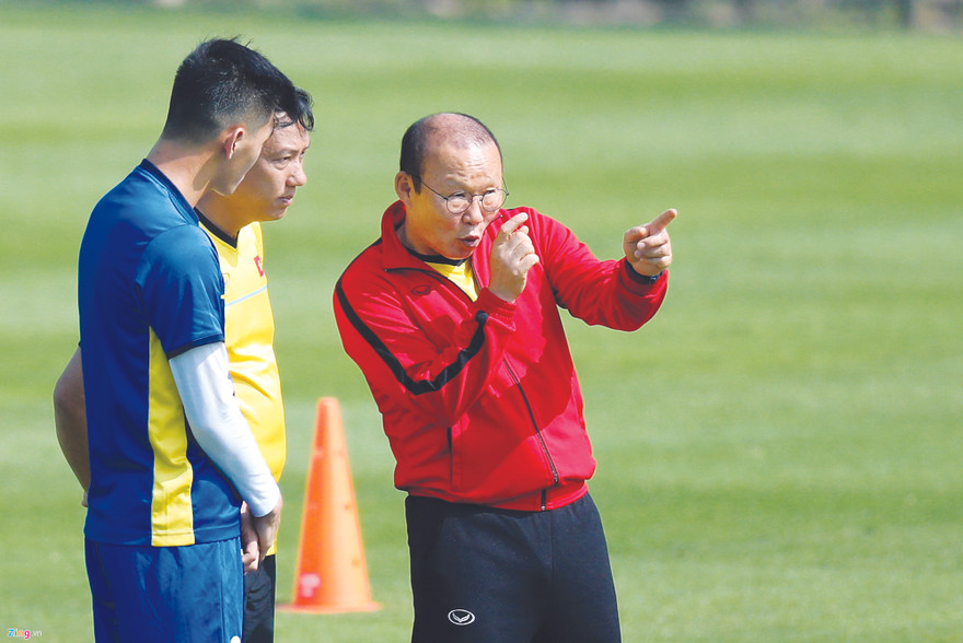 HLV Park Hang Seo đang chỉ đạo chiến thuật