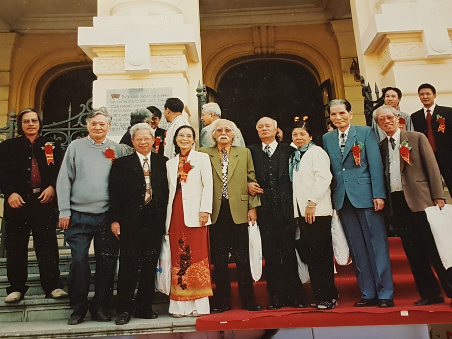 PV Mạc Lân (thứ hai từ trái sang) dịp báo Tiền Phong 55 năm tuổi Ảnh: Hồng Vĩnh