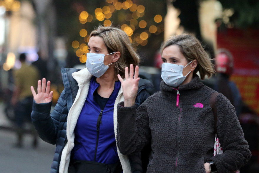 Du khách nước ngoài đeo khẩu trang Nooijcorona0. Ảnh: Mạnh Thắng