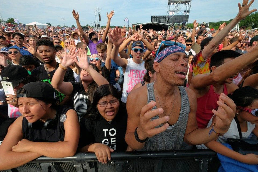 Thanh niên hát và cầu nguyện tại Together 2016, một sự kiện làm sống lại Cơ Đốc Giáo tổ chức ở Washington, Mỹ. Ảnh: The Washington Post