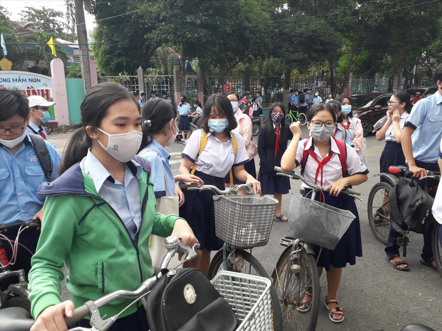 Áp lực trường lớp ở TPHCM ngày càng lớn vì số lượng học sinh tăng cao và phải thực hiện chương trình học 2 buổi/ngày