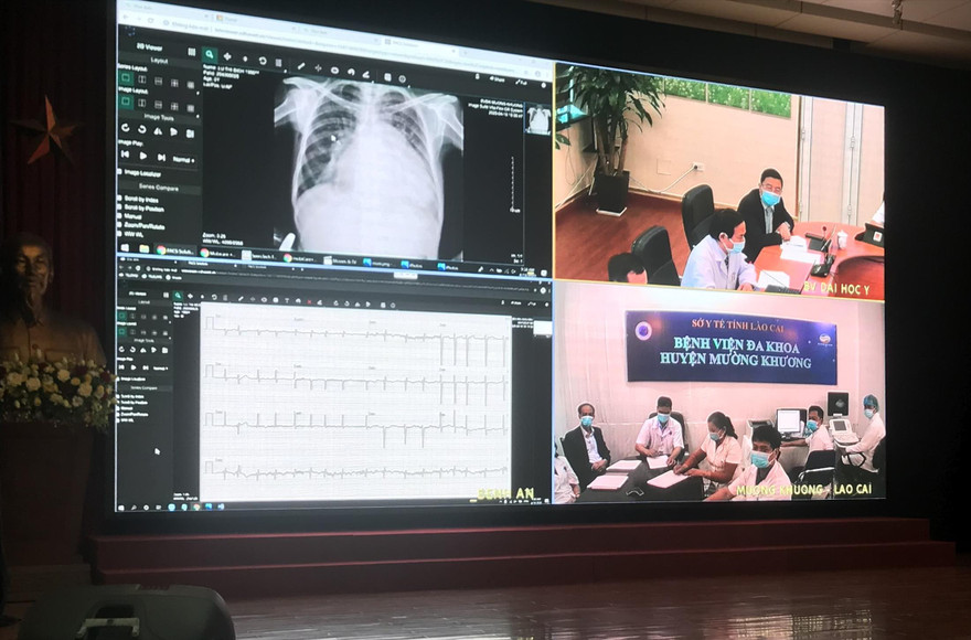 Bác sĩ tại Bệnh viện Đại học Y Hà Nội hội chẩn cùng các bác sĩ Bệnh viện Đa khoa huyện Mường Khương (Lào Cai) về một ca bệnh. Ảnh: NGUYỄN HOÀI