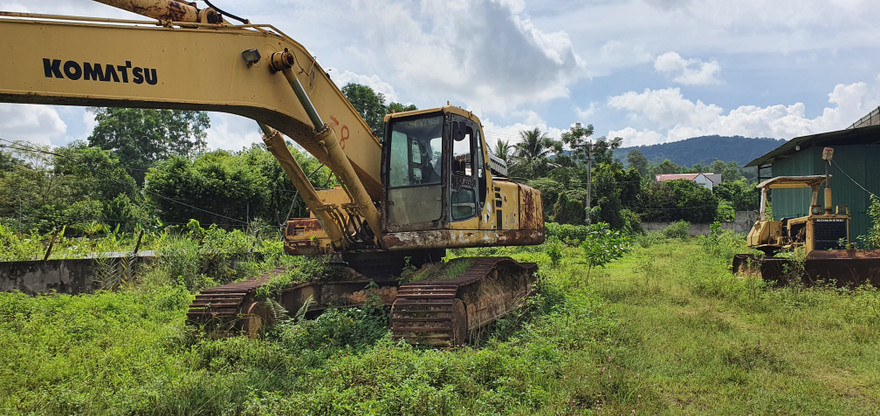 Máy cẩu han gỉ trong nhà máy Vinaxuki Thanh Hóa được rao bán. Ảnh: Trịnh Tuân