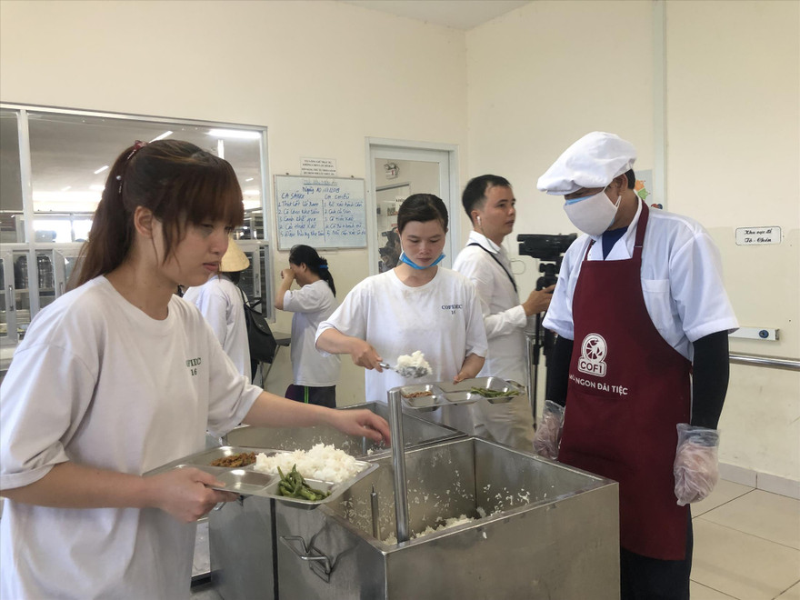 Một bữa ăn ngon, đầy đủ dinh dưỡng luôn là mong ước của rất nhiều công nhân