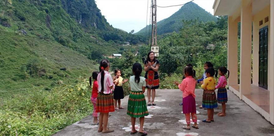 Cô giáo Phàng Thị Thúy và các em học sinh dân tộc Mông Ảnh: NVCC