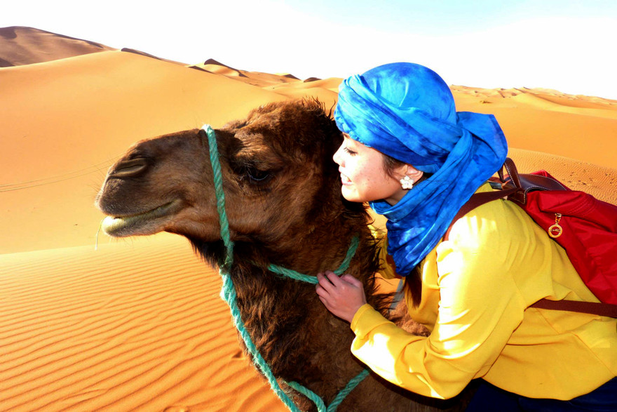 Hồ Thu Hương đặt chân đến sa mạc Sahara, Maroc năm 2015. Ảnh: NVCC