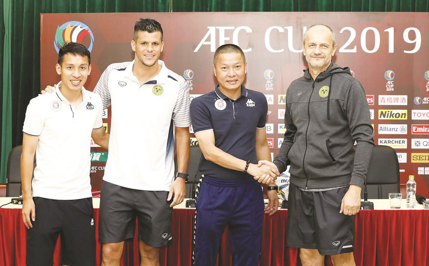 HLV 2 đội trong cuộc họp báo trước trận đấu ảnh: CTV