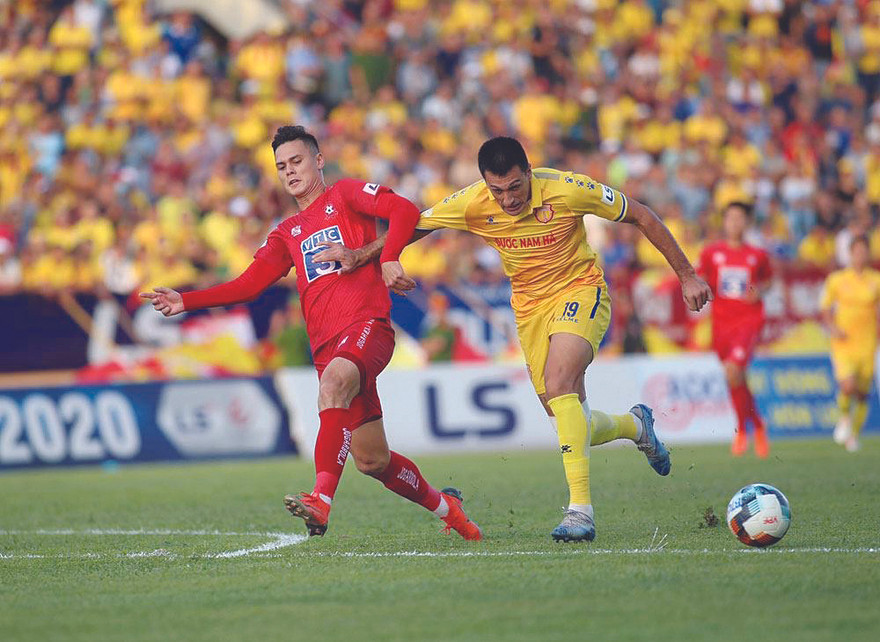 Nam Định (áo vàng) mất trắng 3 điểm trước Hải Phòng ở vòng 6 LS V-League 2020 vì sai sót của trọng tài ảnh: Trần Anh