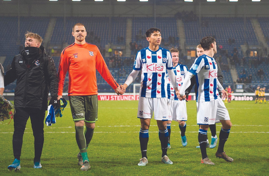 Để có được 4 phút trên sân trong màu áo Heereveen tuần trước, Văn Hậu đã phải chờ đợi khá lâu ảnh: Heereveen