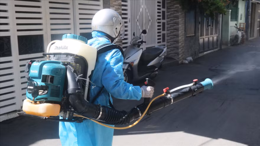 Cơ quan chức năng phun khử trùng tại tổ 3, phường Thanh Bình, quận Hải Châu (Đà Nẵng), nơi bệnh nhân 418 sinh sống Ảnh: Nguyễn Thành