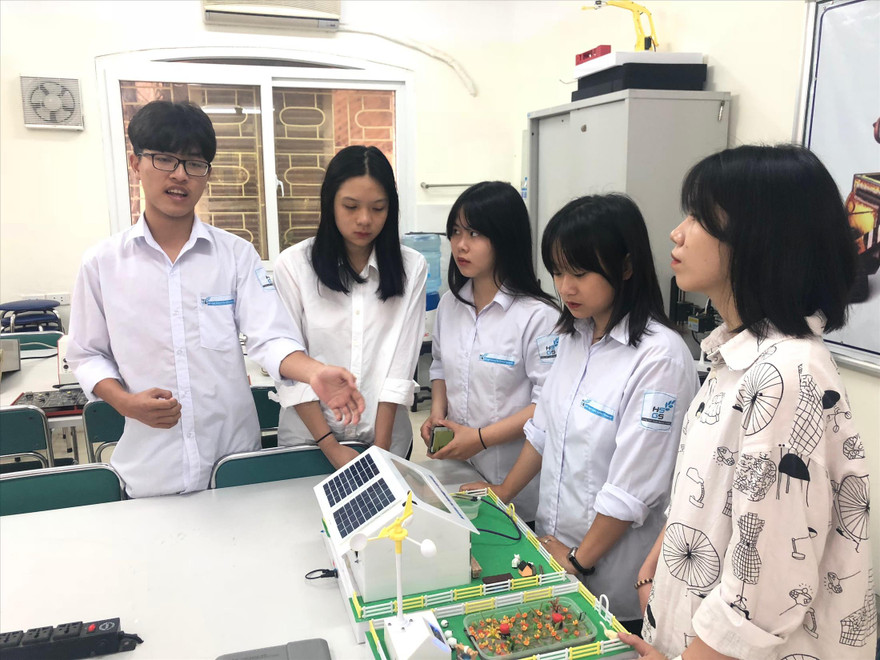 Trưởng nhóm Nguyễn Phúc Toàn giới thiệu về dự án ẢNH: LƯU TRINH