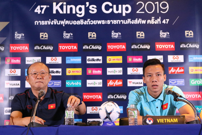 HLV Park Hang Seo và đội trưởng Quế Ngọc Hải tại cuộc họp báo trước trận gặp Thái Lan chiều qua ảnh: N.P