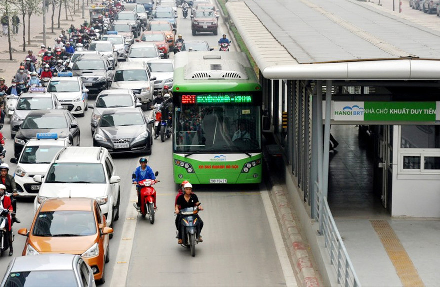 Xe buýt nhanh trên tuyến đường Lê Văn Lương - Hà Nội Ảnh: Ngọc Châu