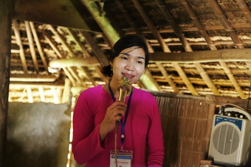 Thuyết minh viên Nguyễn Thị Kim Thanh truyền tải câu chuyện gắn bó về cuộc đời của Bác qua những kỷ vật