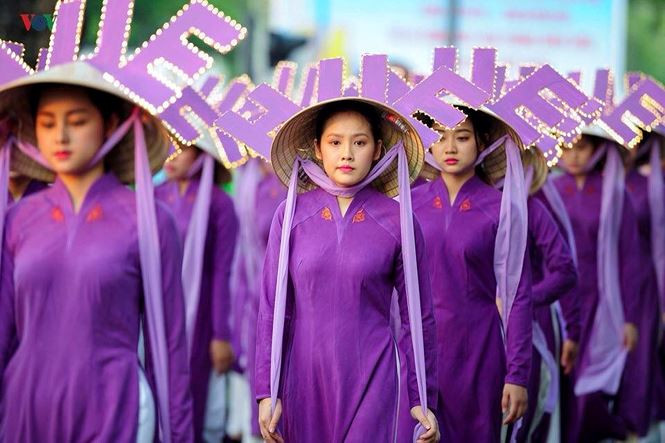 Hình ảnh chiếc nón lá bị "cắm sừng" đang tạo nên một làn sóng tranh cãi trong dư luận.