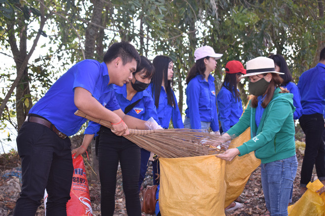 Tuổi trẻ Hậu Giang vệ sinh môi trường hưởng ứng Ngày Chủ nhật xanh Ảnh: TÐCC 