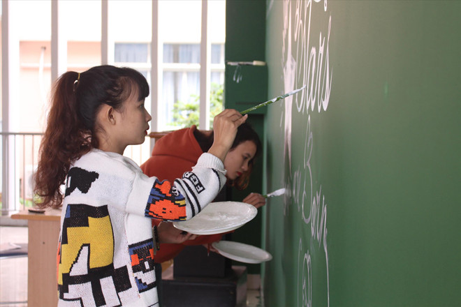 Sinh viên kiến trúc được trả 350 nghìn/ngày công vẽ tranh tường. Nếu chăm chỉ dịp tết, mỗi sinh viên có thể kiếm được vài triệu đồng Ảnh: Giang Thanh