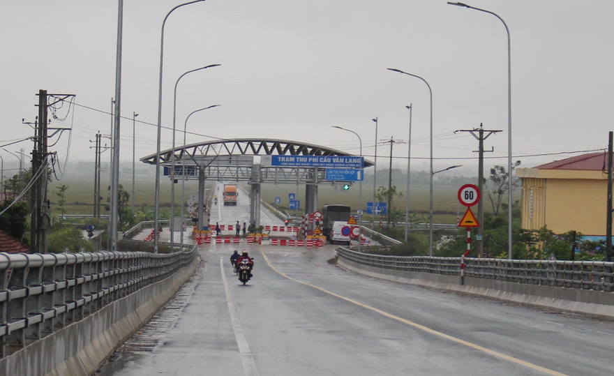 Do nhiều nguyên nhân chủ quan và khách quan, cầu Văn Lang chỉ lác đác xe qua lạiẢnh: A.Trọng