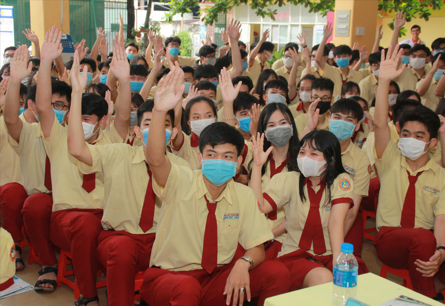 Các em học sinh hào hứng với nội dung của buổi tọa đàm Ảnh: Ngô Tùng 