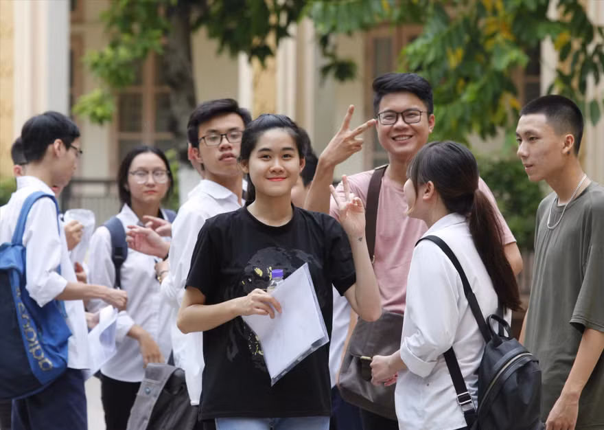Đề thi THPT quốc gia năm nay nên đưa nội dung, kiến thức học online, truyền hình vào hay không đang có nhiều ý kiến khác nhau 