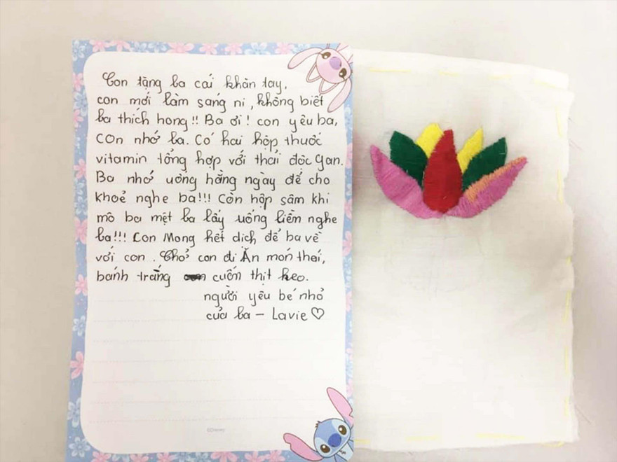 Bức thư và khăn tay bé Lavie gửi cho bố mình. Ảnh: T.A.V 