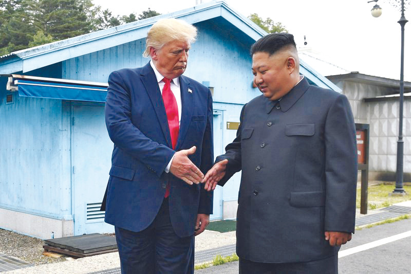 Tổng thống Mỹ Donald Trump (bìa trái) và Chủ tịch Triều Tiên Kim Jong Un tại khu phi quân sự giữa Triều Tiên và Hàn Quốc vào tháng 6/2019ảnh: AP