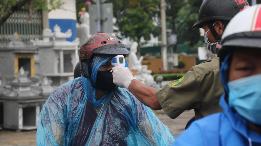 Đo thân nhiệt người ra vào khu dân cư ở Đà Nẵng. Thành phố sẵn sàng kích hoạt cách ly tại nhà, tại khu dân cư Ảnh: Nguyễn Thành