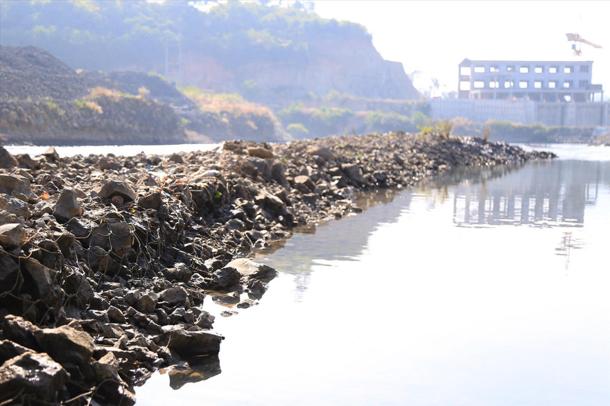 Thủy điện chặn dòng khiến trạm bơm không đủ nước tưới Ảnh: Vũ Long