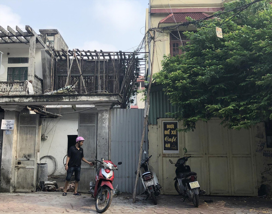 Phần ngõ đi đang tranh chấp được bịt lại bằng tấm tôn Ảnh: K.N