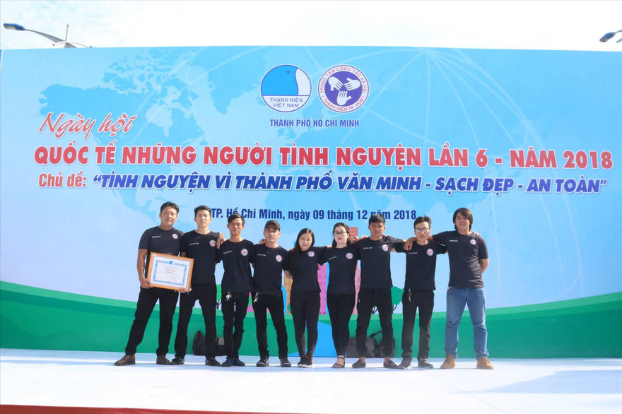 Nhóm được nhận bằng khen cho việc làm vì cộng đồng của mình Ảnh: NVCC