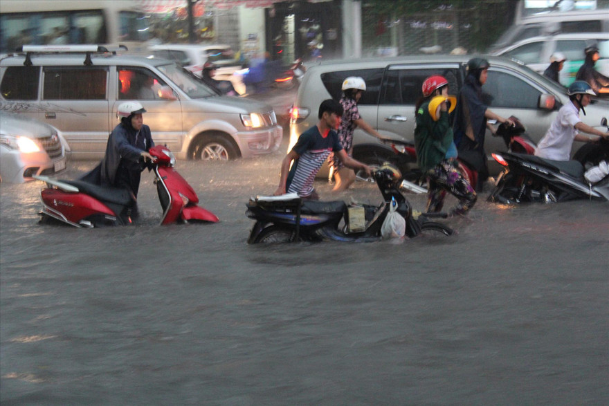 Đường Nguyễn Hữu Cảnh bị ngập nặng do lún và rác thải. Vừa qua, siêu máy bơm bị vô hiệu hóa bởi rác, xà bần gây nghẽn cống thoát nước