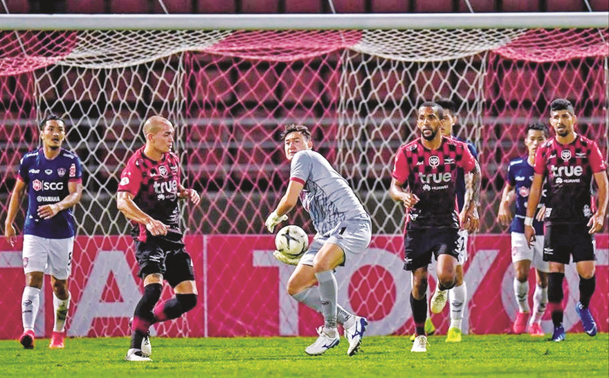 Thủ môn Văn Lâm đang thi đấu xuất sắc trong màu áo Muangthong United tại Thai League