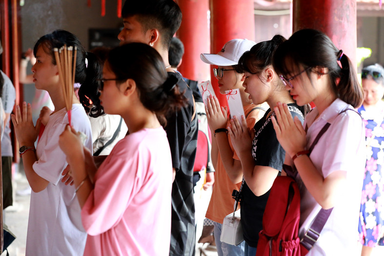 Sáng 23/6, sĩ tử đến Văn Miếu Quốc Tử Giám cầu may trước khi thi tốt nghiệp THPT Quốc gia 2019. Ảnh: Hồng Vĩnh