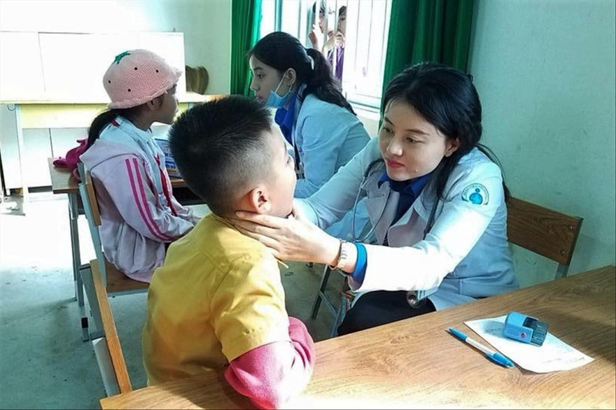 Bác sỹ Tố Uyên trong một lần tham gia khám chữa bệnh giúp bà con Ảnh: NVCC