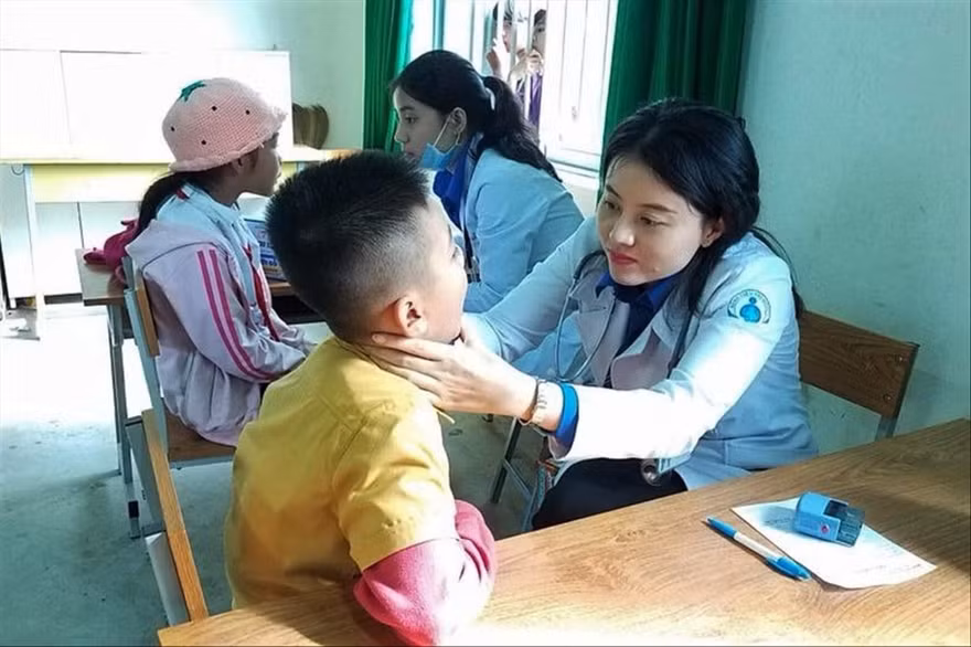 Bác sỹ Tố Uyên trong một lần tham gia khám chữa bệnh giúp bà con Ảnh: NVCC