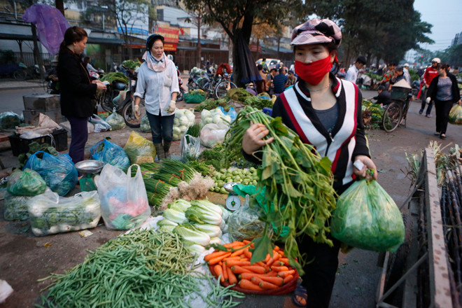 Giá hàng hóa liên tục tăng, người chịu thuế TNCN phải chi tiêu tiết kiệm hơn Ảnh: hồng vĩnh
